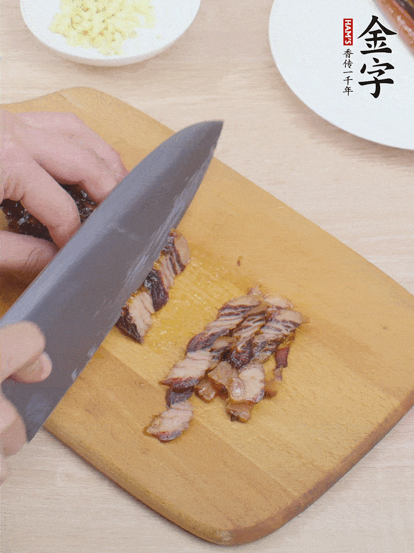 彩神Vll
酱油肉切薄片。