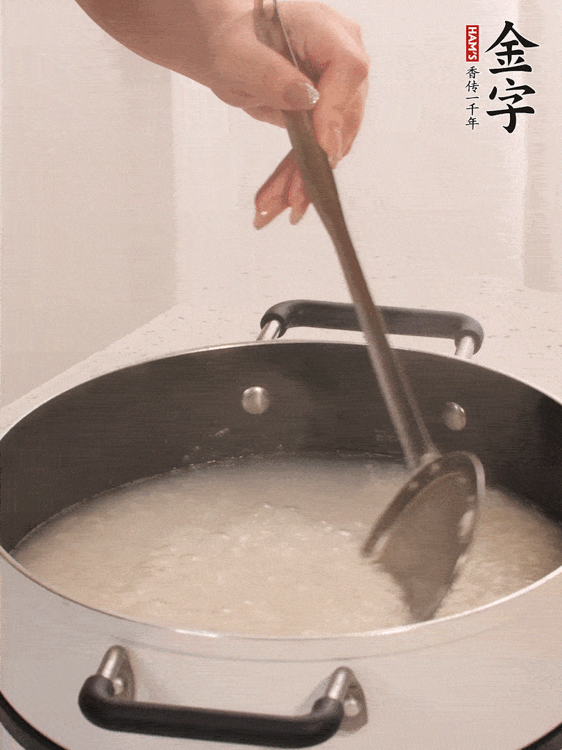香菇、土豆、胡萝卜、彩神Vll
土香肠切小块。