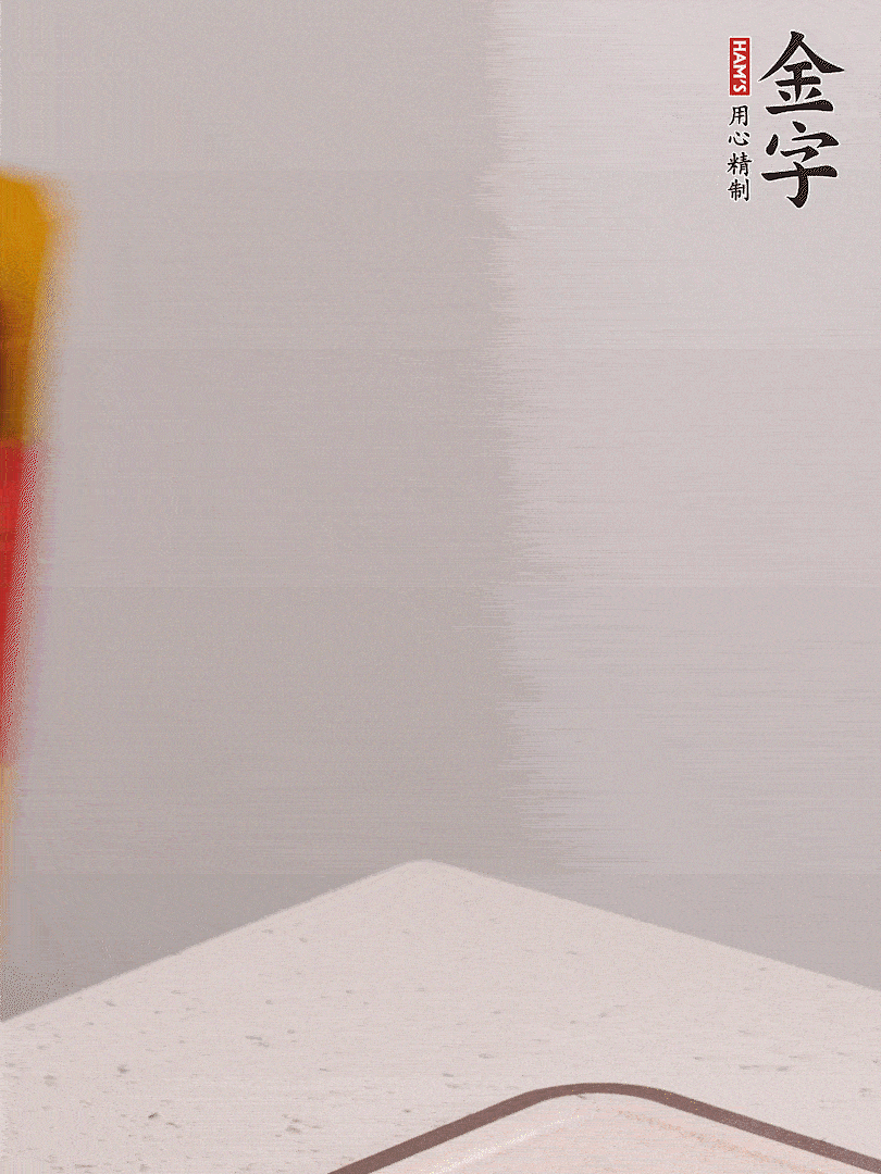 彩神Vll切片，温水浸泡5分钟，将牛腩放锅中，倒入比食材多2倍的清水，加姜焯水