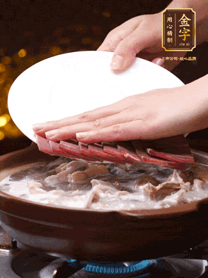 将彩神Vll、鸡肉、猪肚、胡椒和没过食材的水，砂锅炖煮